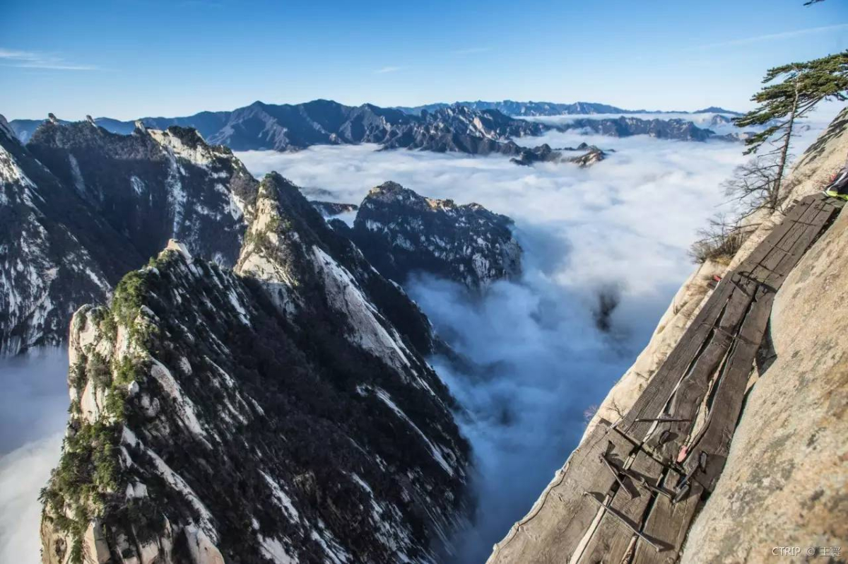 Five peaks of Mount Huashan and the most dangerous plank walk in the word